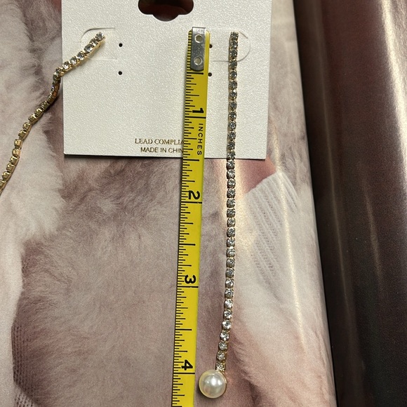 BNWT NATASHA 4” LONG THIN ROW OF CRYSTALS WITH A FAUX 6MM PEARL BOTTOM EARRINGS - Picture 5 of 6